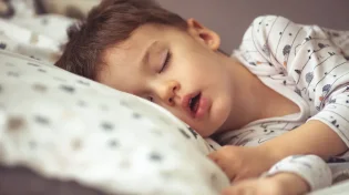 מה קורה לילדים בלילות של אזעקות? ההשפעה המטלטלת של המלחמה על השינה