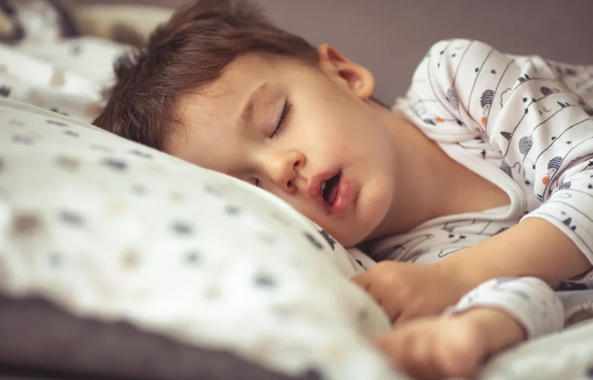 מה קורה לילדים בלילות של אזעקות? ההשפעה המטלטלת של המלחמה על השינה