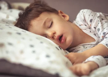 מה קורה לילדים בלילות של אזעקות? ההשפעה המטלטלת של המלחמה על השינה