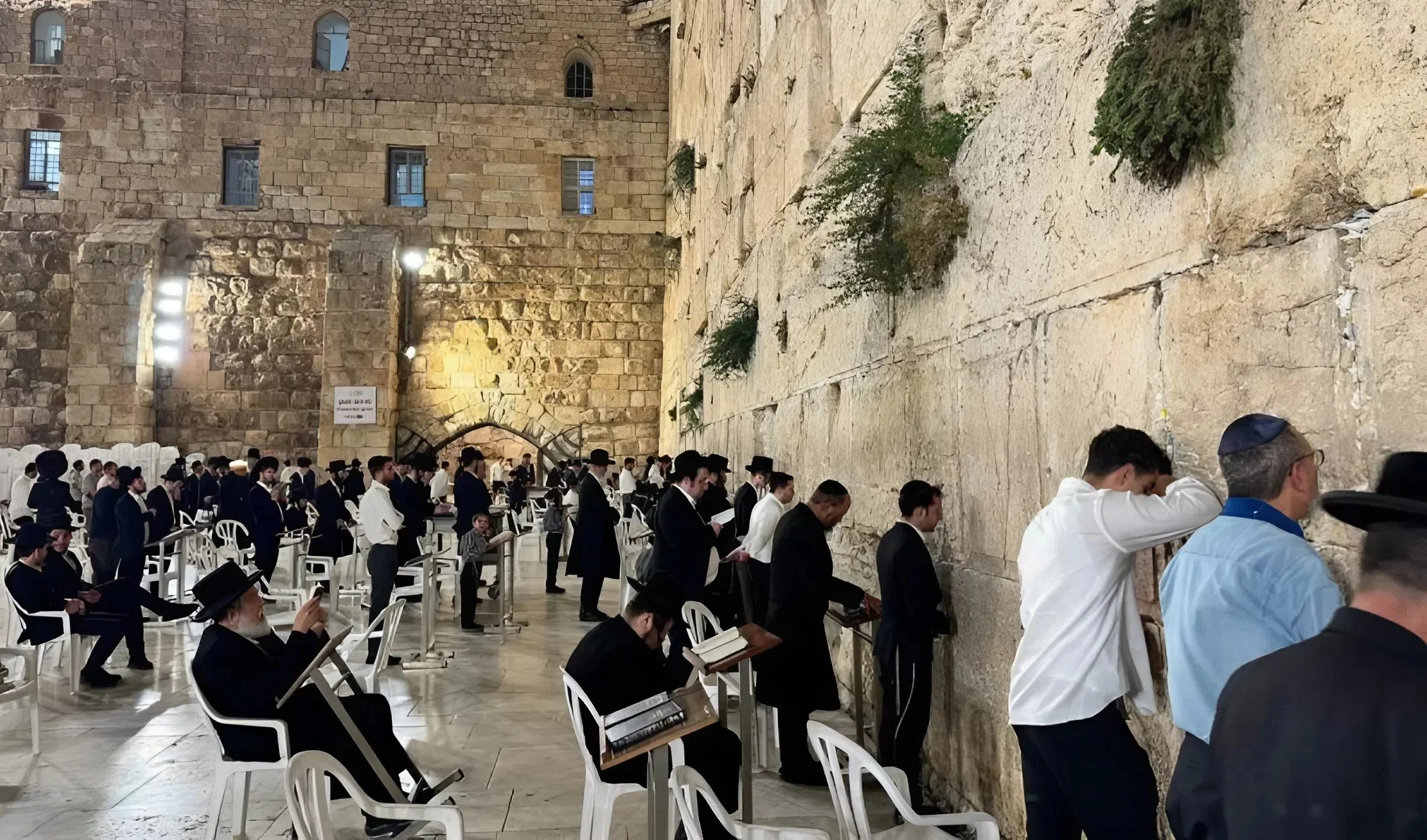 מזמור לתודה: המונים בתפילות שבח והודיה בכותל לאחר סיום הלחימה