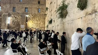 מזמור לתודה: המונים בתפילות שבח והודיה בכותל לאחר סיום הלחימה