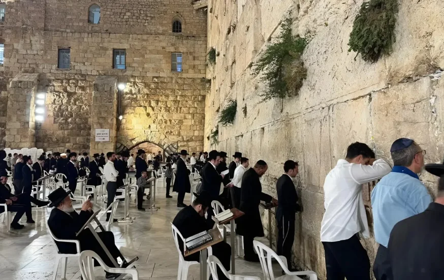 מזמור לתודה: המונים בתפילות שבח והודיה בכותל לאחר סיום הלחימה מזמור לתודה: המונים בתפילות שבח והודיה בכותל לאחר סיום הלחימה