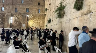 מזמור לתודה: המונים בתפילות שבח והודיה בכותל לאחר סיום הלחימה