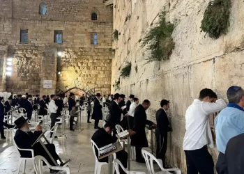 מזמור לתודה: המונים בתפילות שבח והודיה בכותל לאחר סיום הלחימה