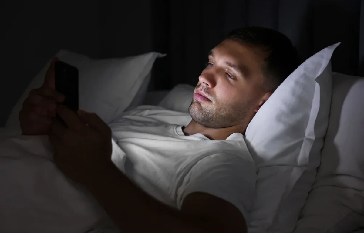  חושך מציל חיים: מה שקורה לגוף כשיש אור בחדר שינה