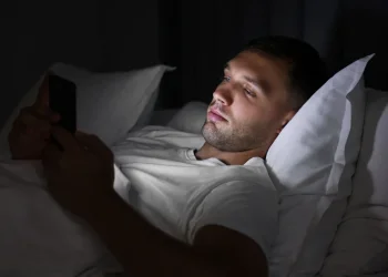  חושך מציל חיים: מה שקורה לגוף כשיש אור בחדר שינה