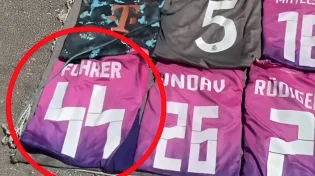 שערורייה באירופה: חולצת "פיהרר 44" נמכרת בגלוי באי נופש פופולרי