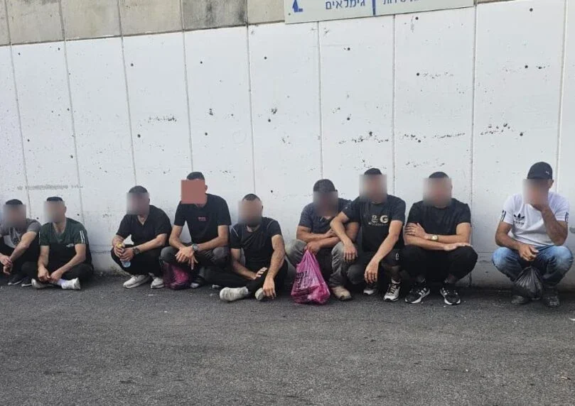 המיניבוס שנעצר (צילום: דוברות המשטרה) המיניבוס שנעצר (צילום: דוברות המשטרה)