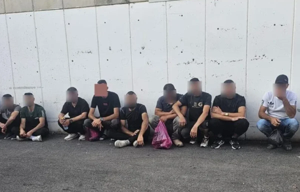 המיניבוס שנעצר (צילום: דוברות המשטרה)