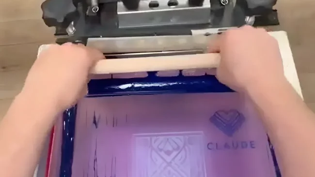 לא תאמינו איך מדפיסים על חולצה - הטריק הזה שווה זהב!