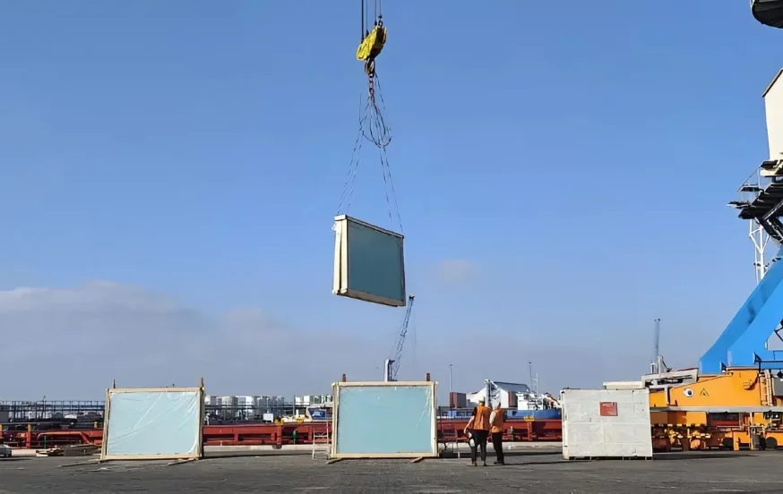סולידריות בין יבשות: אוניית סיוע עם 2,800 טונות זכוכית נחתה בנמל חיפה – מיועדת לשיקום נזקי המלחמה סולידריות בין יבשות: אוניית סיוע עם 2,800 טונות זכוכית נחתה בנמל חיפה – מיועדת לשיקום נזקי המלחמה