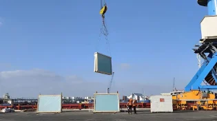 סולידריות בין יבשות: אוניית סיוע עם 2,800 טונות זכוכית נחתה בנמל חיפה - מיועדת לשיקום נזקי המלחמה