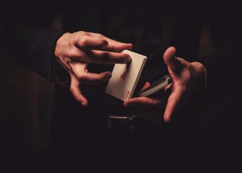 מותר לשקר לפועל גוי? מקרה אחד שבו ההלכה מתירה תחבולה