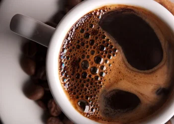 גם כשאתם ישנים – הקפה ממשיך לעבוד: מחקר חושף כיצד קפאין משנה את פעילות המוח בלילה גם כשאתם ישנים – הקפה ממשיך לעבוד: מחקר חושף כיצד קפאין משנה את פעילות המוח בלילה