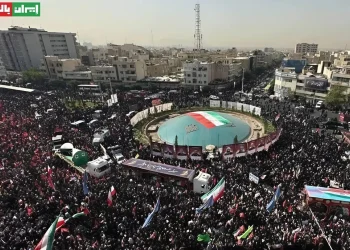 אלפים השתתפו בהלוויה המונית של בכירים איראניים שחוסלו - ח'אמנאי נעדר אלפים השתתפו בהלוויה המונית של בכירים איראניים שחוסלו - ח'אמנאי נעדר