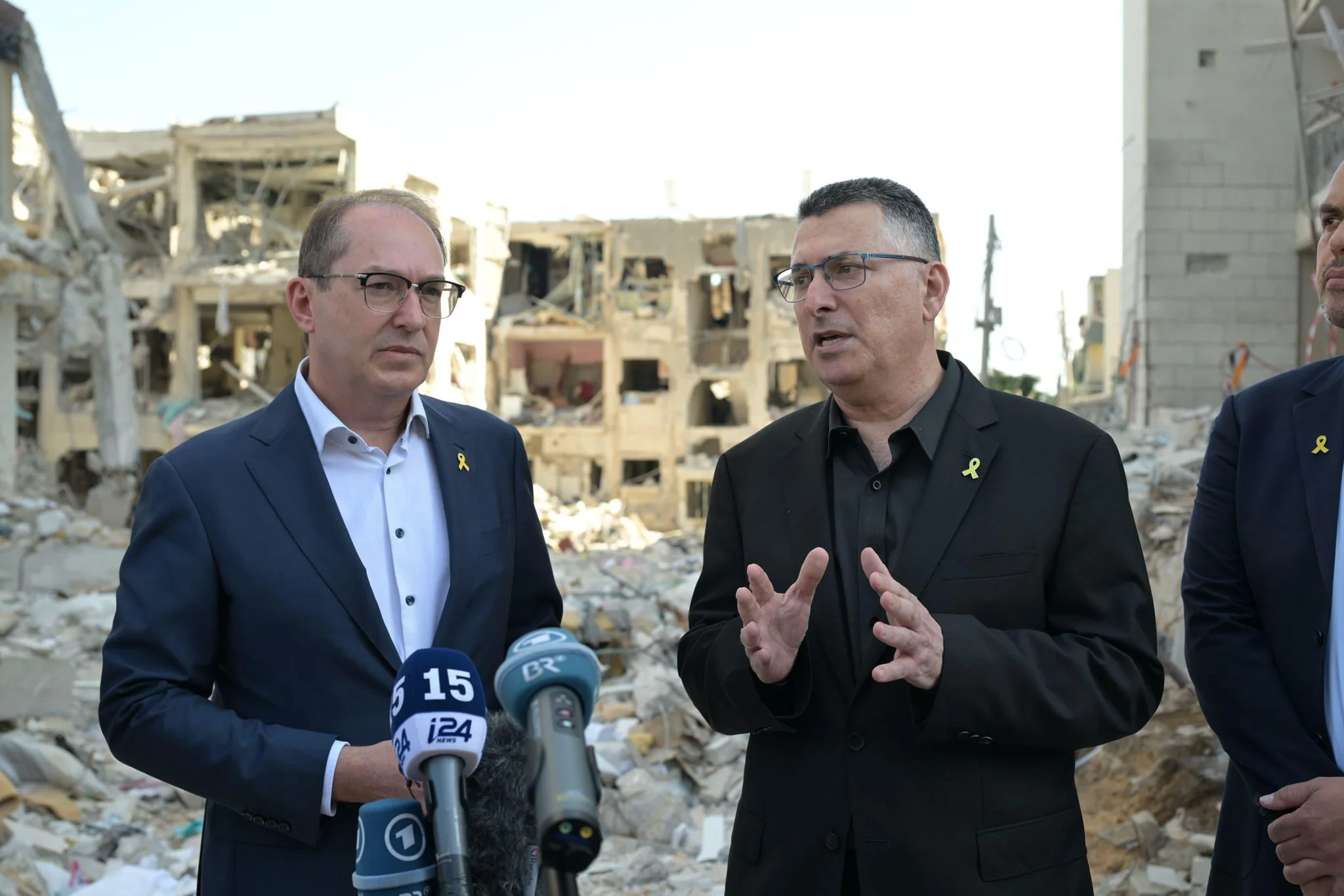 ביקור מדיני ראשון לאחר מבצע "עם כלביא": שר החוץ סער ושר הפנים הגרמני באתר הפגיעה בבת ים