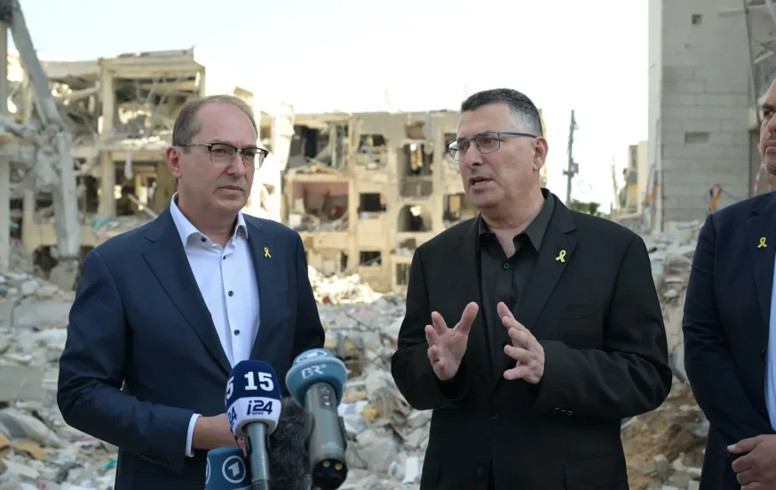 ביקור מדיני ראשון לאחר מבצע "עם כלביא": שר החוץ סער ושר הפנים הגרמני באתר הפגיעה בבת ים ביקור מדיני ראשון לאחר מבצע "עם כלביא": שר החוץ סער ושר הפנים הגרמני באתר הפגיעה בבת ים