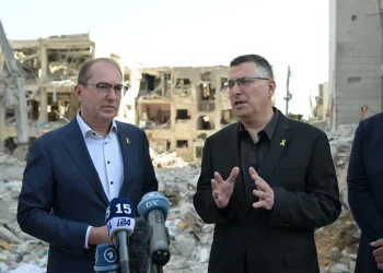 ביקור מדיני ראשון לאחר מבצע "עם כלביא": שר החוץ סער ושר הפנים הגרמני באתר הפגיעה בבת ים