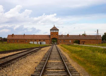 הגילוי שמסעיר את אירופה: ראשת הביון הבריטי החדשה &ndash; נכדה לרוצח יהודים נאצי