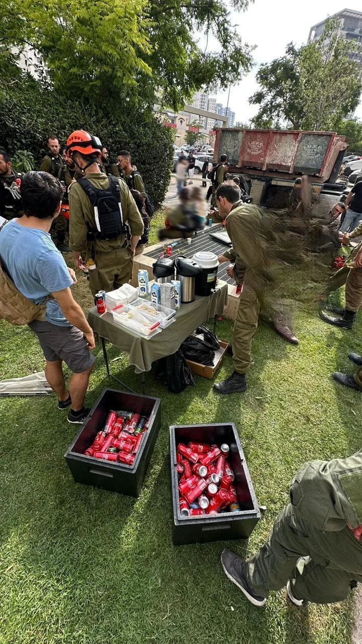 מיסיונרים מנצלים את המלחמה: מחלקים מזון וביגוד לפליטים ומציעים “עזרה עם הילדים”