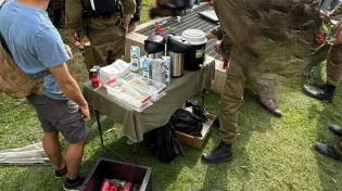 מיסיונרים מנצלים את המלחמה: מחלקים מזון וביגוד לפליטים ומציעים &ldquo;עזרה עם הילדים&rdquo;