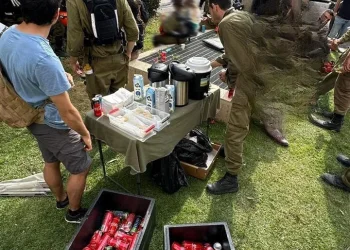 מיסיונרים מנצלים את המלחמה: מחלקים מזון וביגוד לפליטים ומציעים &ldquo;עזרה עם הילדים&rdquo;