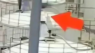 הספיק לקפוץ ברגע האחרון: תיעוד נדיר מפיצוץ מיכל ענק במפעל בסין