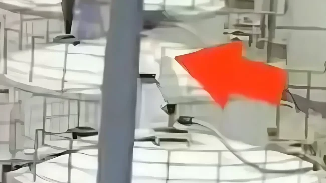 הספיק לקפוץ ברגע האחרון: תיעוד נדיר מפיצוץ מיכל ענק במפעל בסין