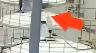 הספיק לקפוץ ברגע האחרון: תיעוד נדיר מפיצוץ מיכל ענק במפעל בסין