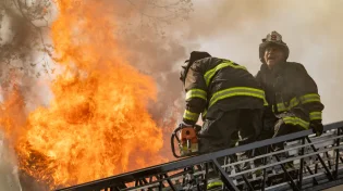 ארה"ב: שריפה הוצתה כדי למשוך כבאים - שני לוחמי אש נרצחו במארב מתוכנן