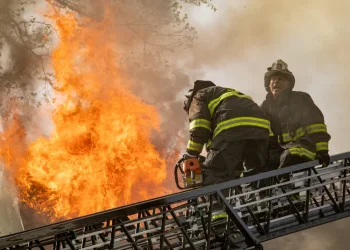 ארה"ב: שריפה הוצתה כדי למשוך כבאים &ndash; שני לוחמי אש נרצחו במארב מתוכנן