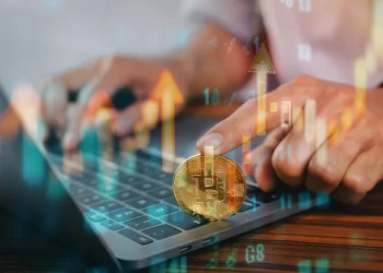 בלי כתב אישום ובלי קנסות: נוהל חדש יאפשר לישראלים להסדיר הכנסות מרכוש בחו"ל וקריפטו