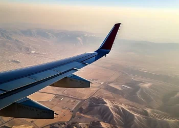 לשון הרע בטיסה: שניהם נחשפו לאותה סיטואציה הזויה, האם מותר לדבר עליה?