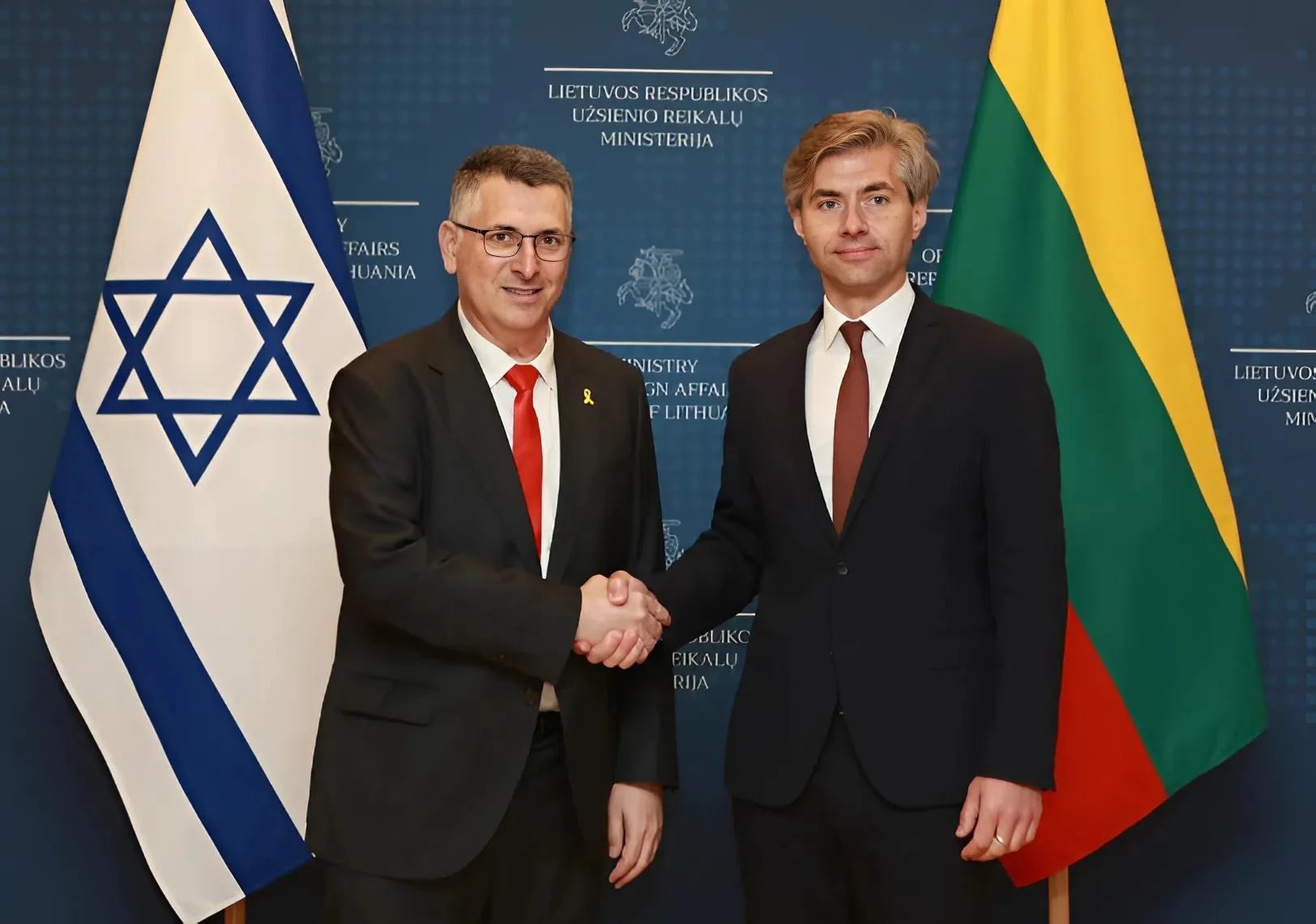 שר החוץ סער בווילנה:  "הזיכרון היהודי כאן תמיד נוכח – ונמשיך להילחם באנטישמיות יחד"