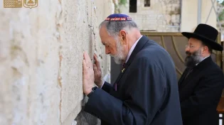 שגריר ארה"ב בישראל, מייק האקבי, ביקר הבוקר בכותל המערבי
