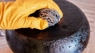 נמאס לכם לקרצף? הטריקים האלה יהפכו כל סיר שרוף לנוצץ תוך דקות
