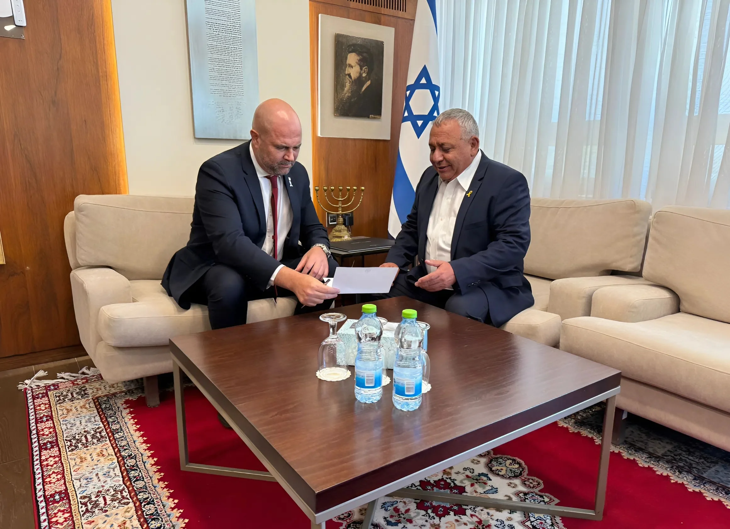 גדי איזנקוט התפטר רשמית מהכנסת: "מחויב לייצר אלטרנטיבה ראויה לישראל" גדי איזנקוט התפטר רשמית מהכנסת: "מחויב לייצר אלטרנטיבה ראויה לישראל"