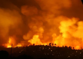 כרתים בלהבות: מאות בתים בסכנה, אלפי מפונים