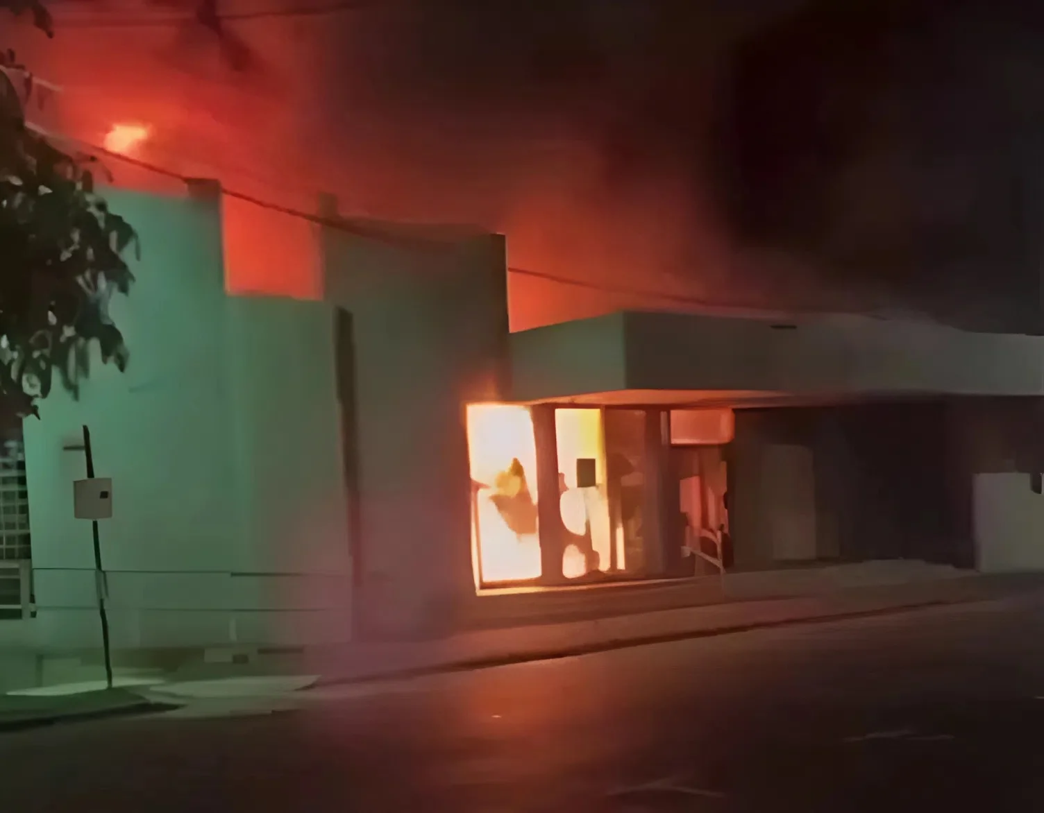 חשד לפיגוע אנטישמי באוסטרליה: נעצר חשוד בהצתת בית כנסת בזמן תפילה