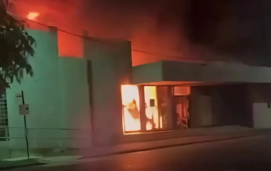 חשד לפיגוע אנטישמי באוסטרליה: נעצר חשוד בהצתת בית כנסת בזמן תפילה חשד לפיגוע אנטישמי באוסטרליה: נעצר חשוד בהצתת בית כנסת בזמן תפילה