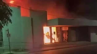 חשד לפיגוע אנטישמי באוסטרליה: נעצר חשוד בהצתת בית כנסת בזמן תפילה