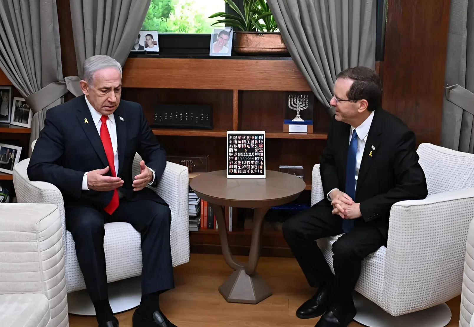 הרצוג ונתניהו נפגשו לפני הביקור בוושינגטון: "קידום עסקת החטופים – שליחות לאומית"