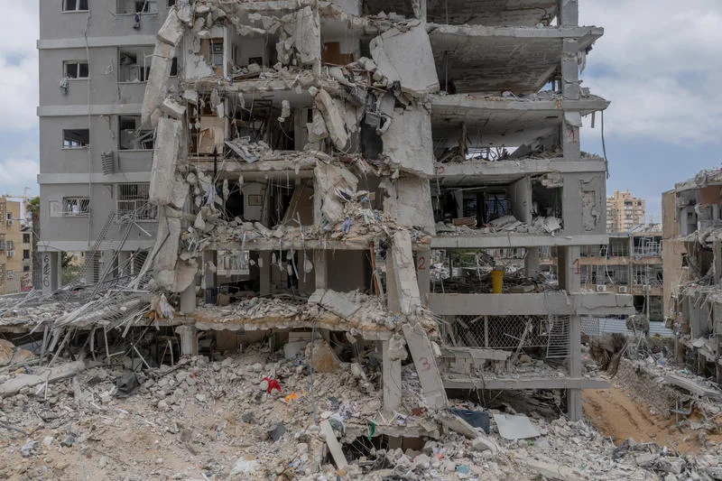 טיל החריב לה את הבית – והמדינה שלחה אותה להחלים בין ספות בלובי של מלון