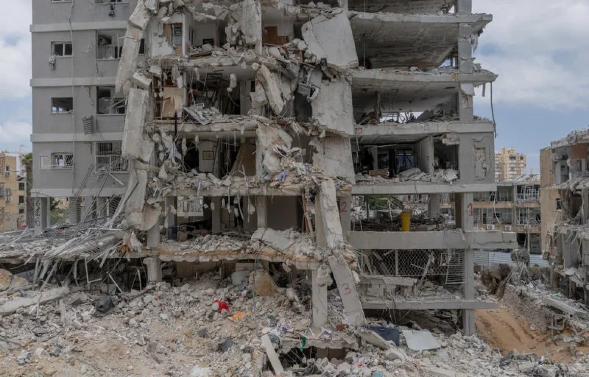 טיל החריב לה את הבית &ndash; והמדינה שלחה אותה להחלים בין ספות בלובי של מלון