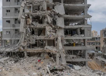 טיל החריב לה את הבית &ndash; והמדינה שלחה אותה להחלים בין ספות בלובי של מלון