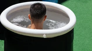 זה נראה בריא ואופנתי - אבל אמבטיות הקרח עלולות לסכן אתכם