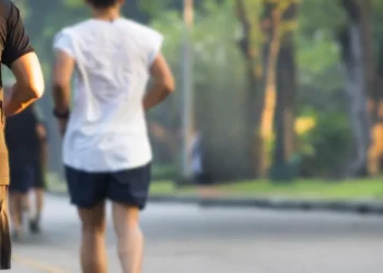 היפנים עושים את זה כבר שנים – ועכשיו העולם גילה את סוד ההליכה שמשנה חיים