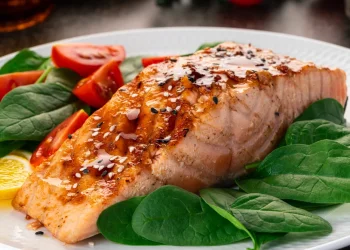 חכמת הצלחת: 7 מזונות שעוזרים למוח להזדקן לאט יותר