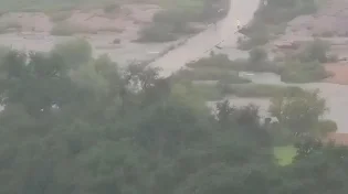 המים עלו באחת - והכביש נעלם: כך נראו השניות הראשונות של השיטפון בטקסס