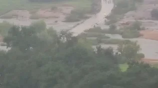 המים עלו באחת - והכביש נעלם: כך נראו השניות הראשונות של השיטפון בטקסס